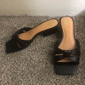 Vince Camuto Black Selaries